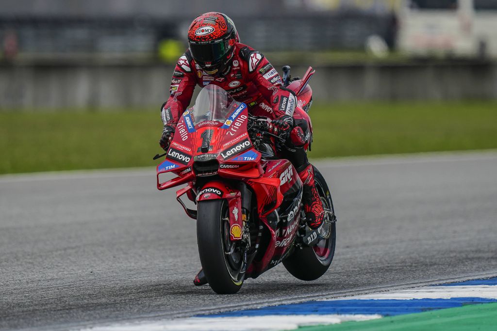 MotoGp, in Thailandia Bagnaia vince sul bagnato e va a -17 da Martin MotoGp, in Thailandia Bagnaia vince sul bagnato e va a -17 da Martin