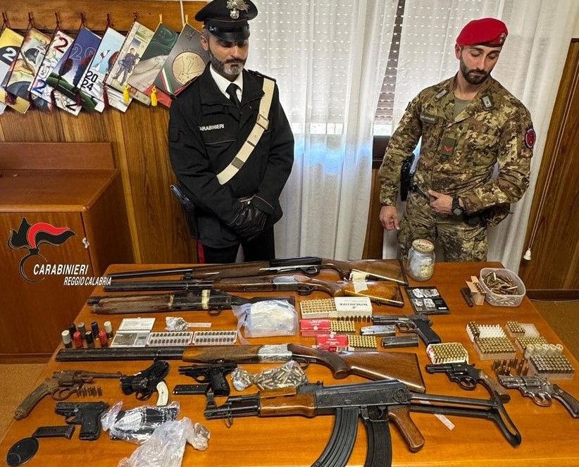 Maxi sequestro di armi e droga nel Reggino, denunciate 6 sorelle Maxi sequestro di armi e droga nel Reggino, denunciate 6 sorelle