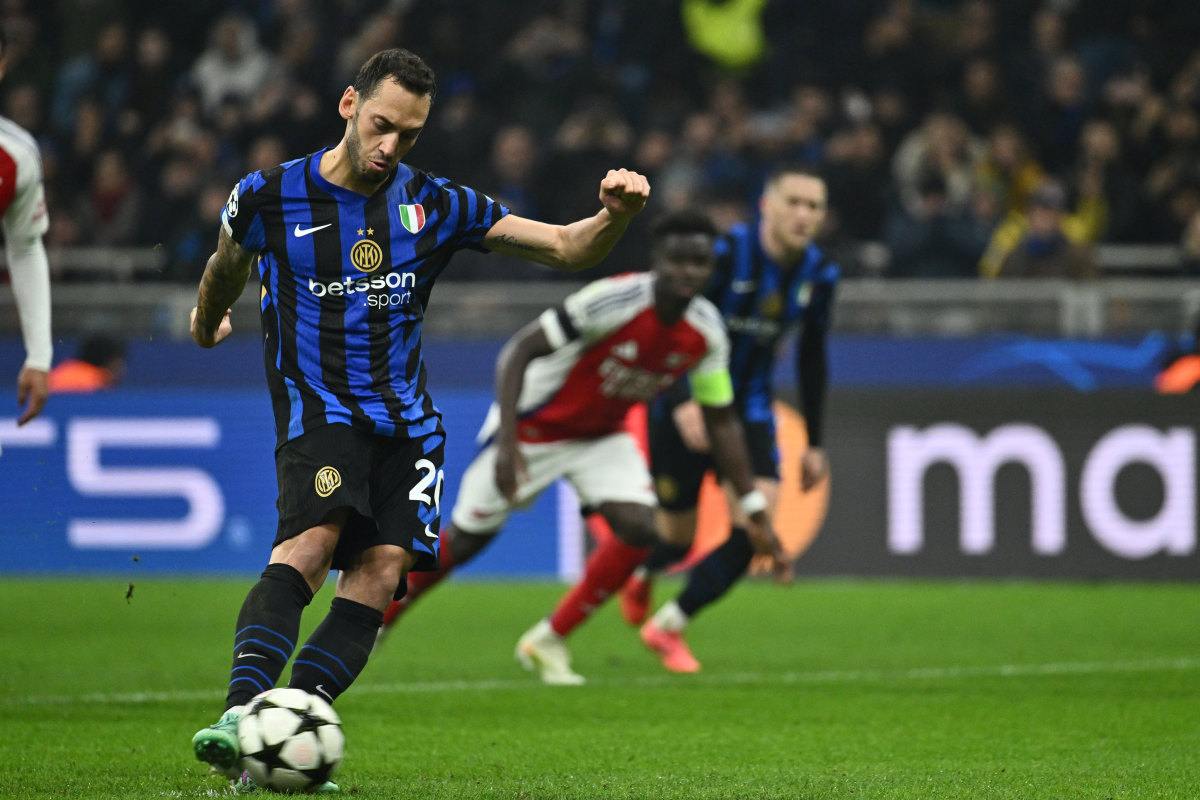 Calhanoglu su rigore, a San Siro Inter-Arsenal 1-0 Calhanoglu su rigore, a San Siro Inter-Arsenal 1-0