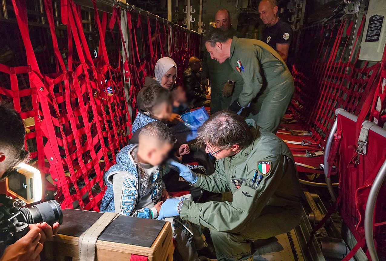 Bimbi palestinesi bisognosi di cure in Italia con due voli speciali della Difesa Bimbi palestinesi bisognosi di cure in Italia con due voli speciali della Difesa