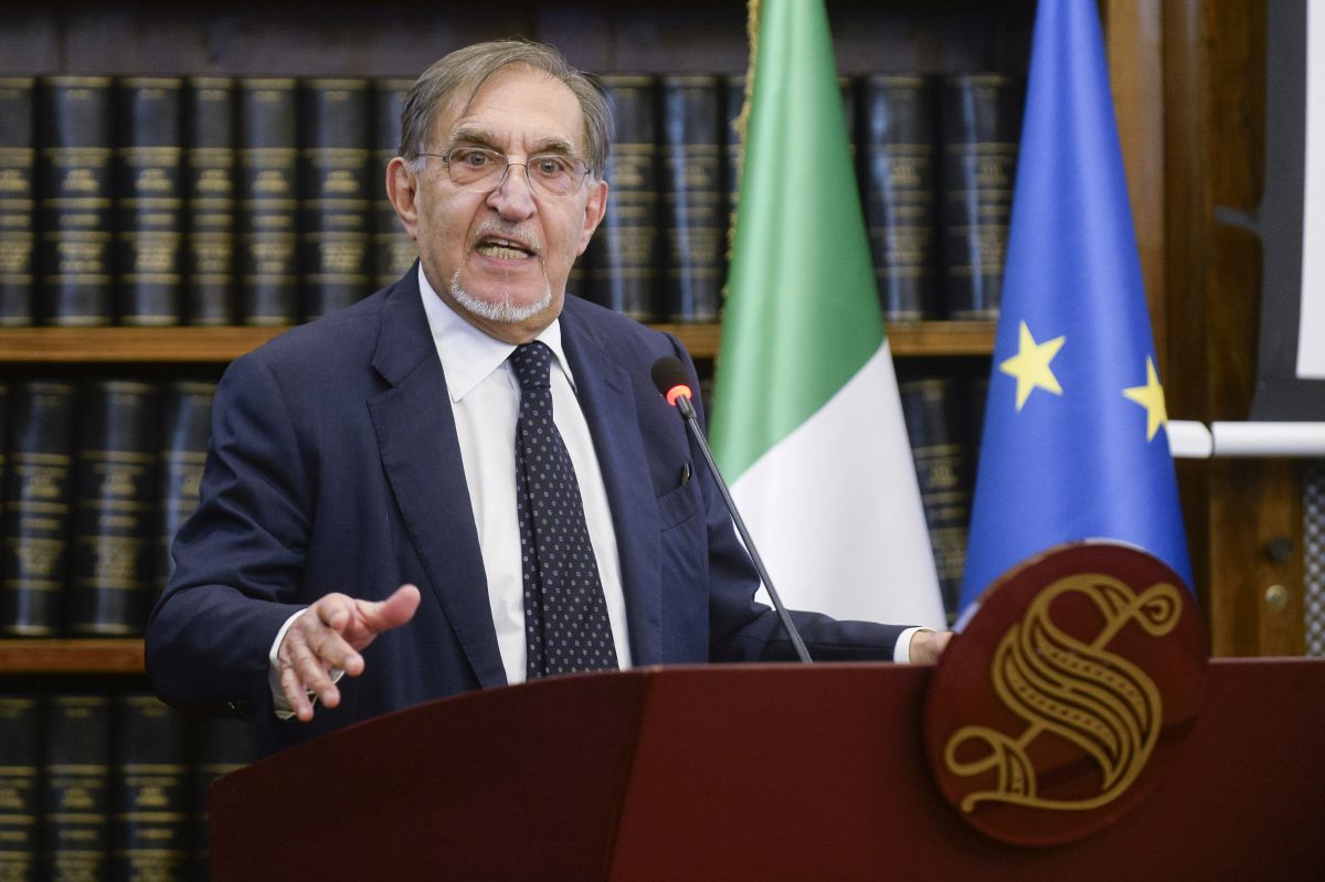 La Russa “Pronti a difendere la Costituzione con la vita” La Russa “Pronti a difendere la Costituzione con la vita”