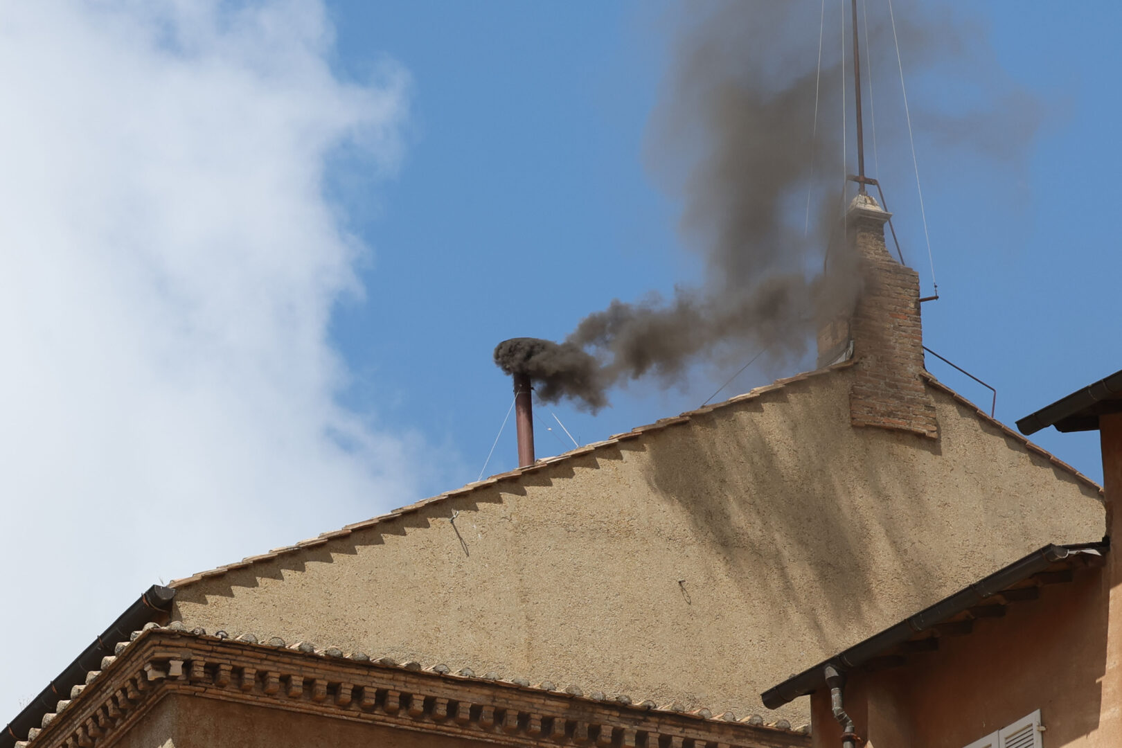 Secondo giorno di Conclave, fumata nera in mattinata e nel pomeriggio altre due votazioni Secondo giorno di Conclave, fumata nera in mattinata e nel pomeriggio altre due votazioni