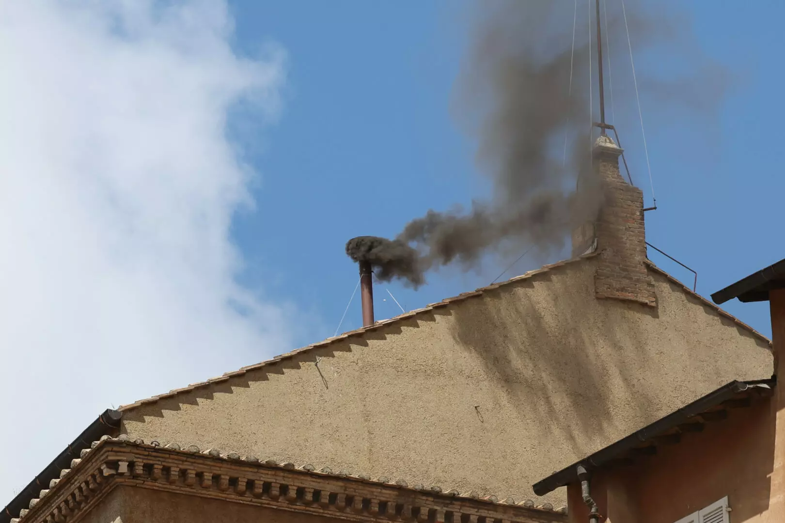 Seconda giornata di Conclave per l’elezione del nuovo Pontefice. Ancora una fumata nera Seconda giornata di Conclave per l’elezione del nuovo Pontefice. Ancora una fumata nera