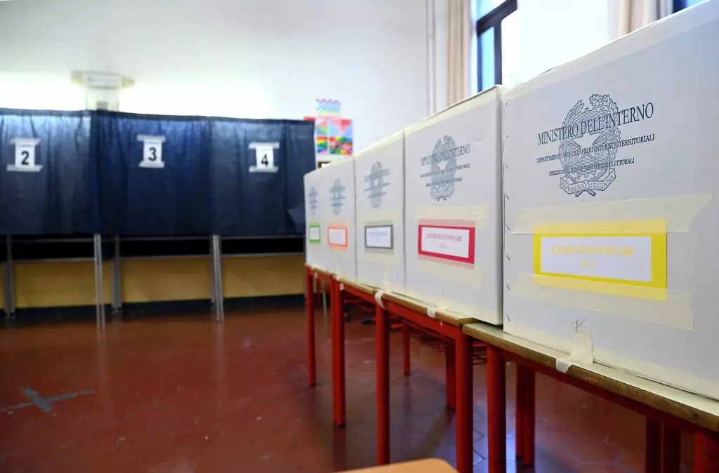 Referendum, aperti i seggi: si vota sino alle 23. Urne aperte anche domani sino alle 15 Referendum, aperti i seggi: si vota sino alle 23. Urne aperte anche domani sino alle 15