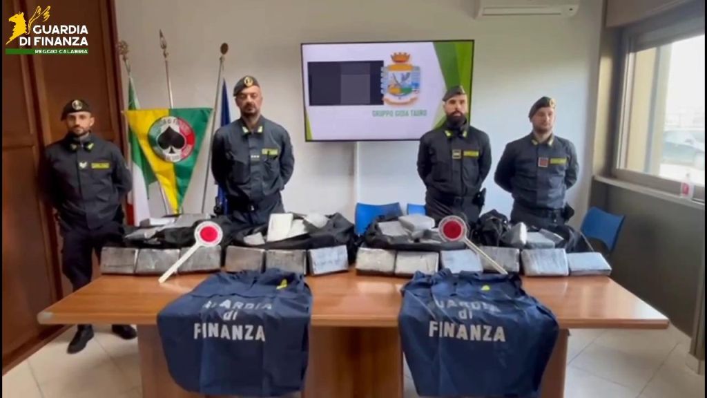 Reggio Calabria, sequestrati 228 kg di cocaina. Arrestati 2 portuali Reggio Calabria, sequestrati 228 kg di cocaina. Arrestati 2 portuali