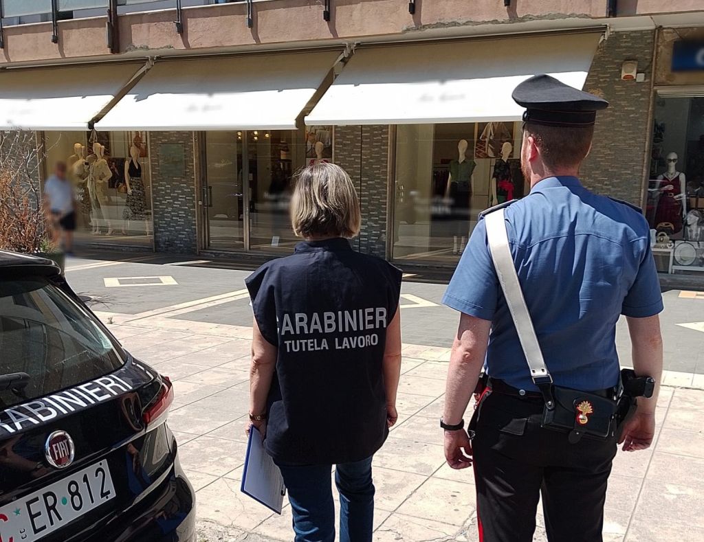 Caporali cinesi sfruttavano lavoratori italiani, 6 denunciati a Palermo Caporali cinesi sfruttavano lavoratori italiani, 6 denunciati a Palermo