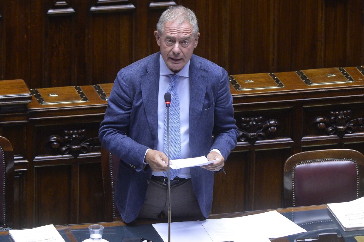 Ex Ilva, Urso “Riunione no-stop, passare da discussioni a decisioni” Ex Ilva, Urso “Riunione no-stop, passare da discussioni a decisioni”