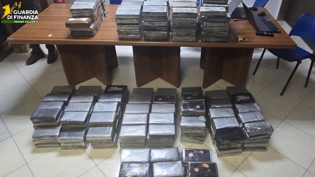 Reggio Calabria, sequestrati dalla Gdf 417 chilogrammi di cocaina Reggio Calabria, sequestrati dalla Gdf 417 chilogrammi di cocaina