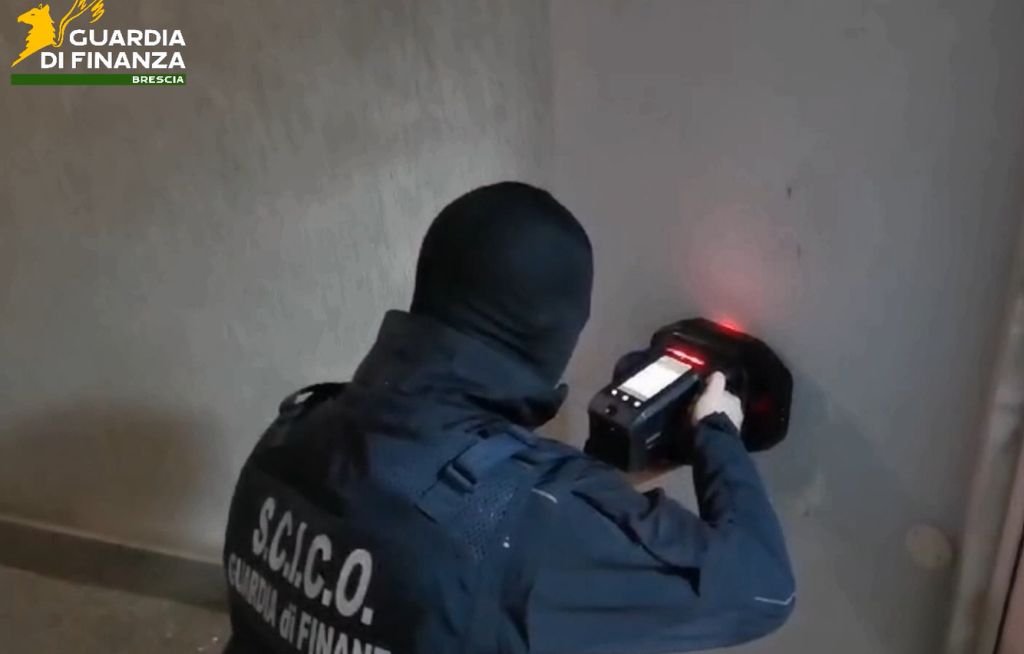 Traffico di droga, estradato dagli Emirati Arabi latitante albanese Traffico di droga, estradato dagli Emirati Arabi latitante albanese