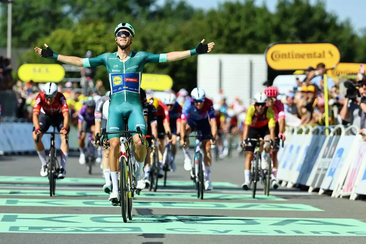 Super volata di Milan, l’Italia torna a vincere al Tour dopo 6 anni Super volata di Milan, l’Italia torna a vincere al Tour dopo 6 anni