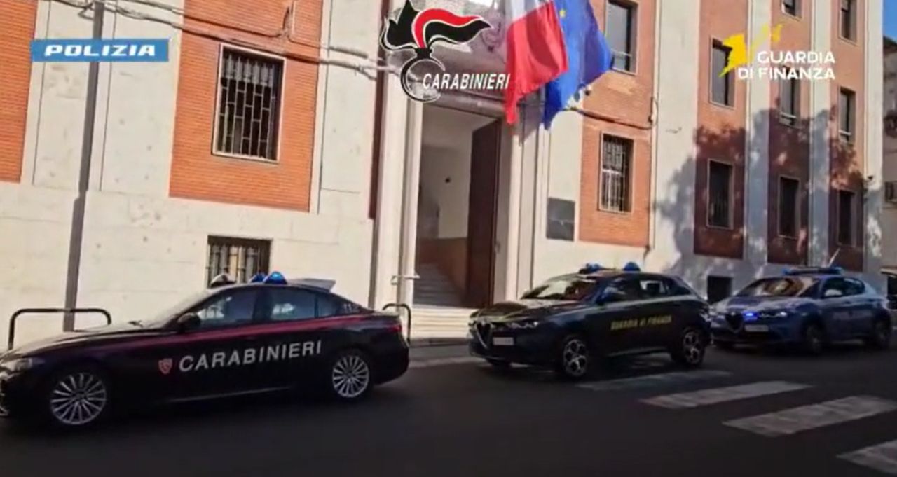 Traffico di droga ed estorsioni, maxi operazione a Reggio Calabria Traffico di droga ed estorsioni, maxi operazione a Reggio Calabria