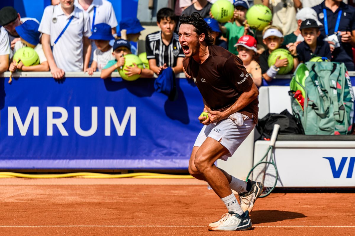 Darderi vince il torneo di Bastad, De Jong ko in tre set Darderi vince il torneo di Bastad, De Jong ko in tre set