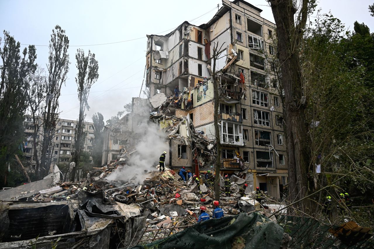 Nella notte altro raid russo su Kiev, Zelensky “Almeno 8 morti” Nella notte altro raid russo su Kiev, Zelensky “Almeno 8 morti”