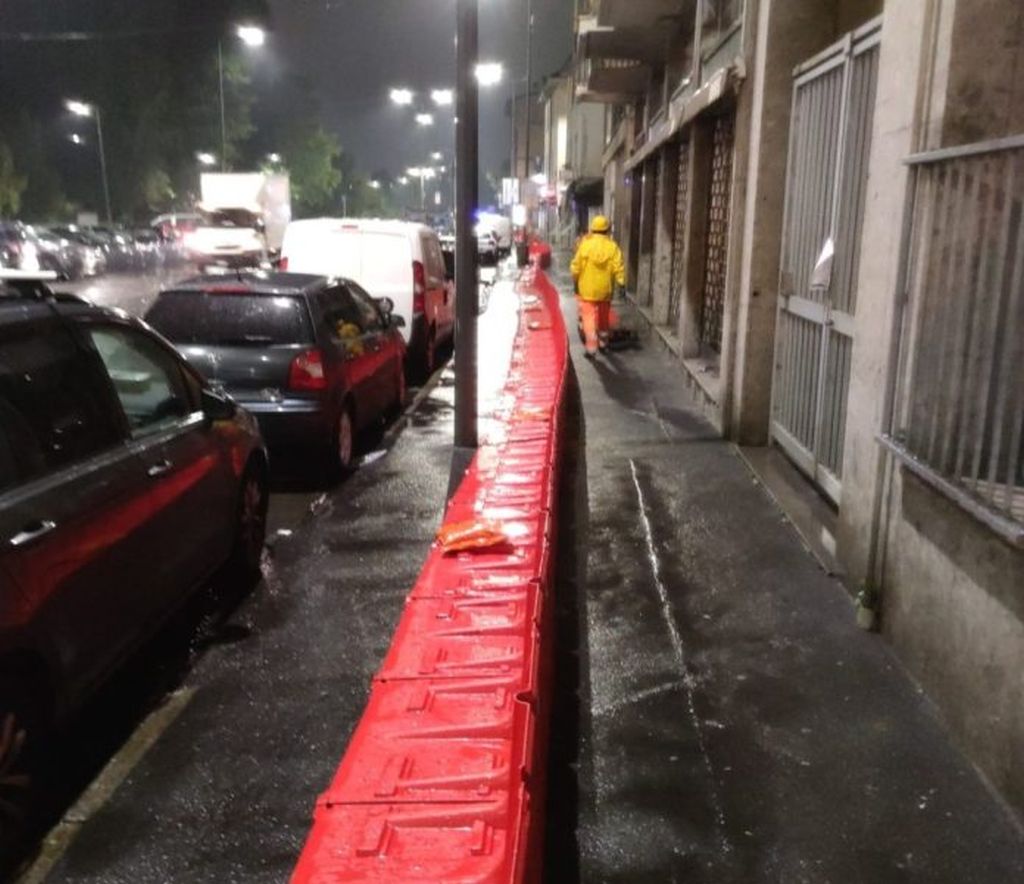 Maltempo a Milano, posizionate barriere mobili nel quartiere Pontelambro Maltempo a Milano, posizionate barriere mobili nel quartiere Pontelambro