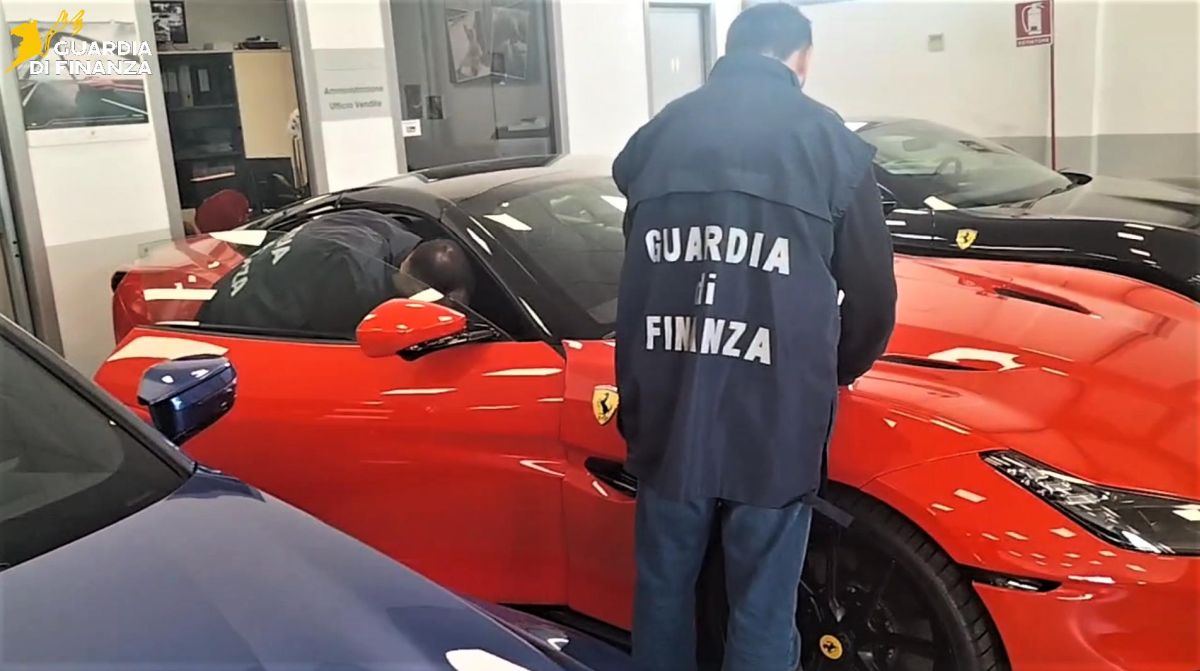Scoperta maxi frode su importazione auto, anche Ferrari e Porsche