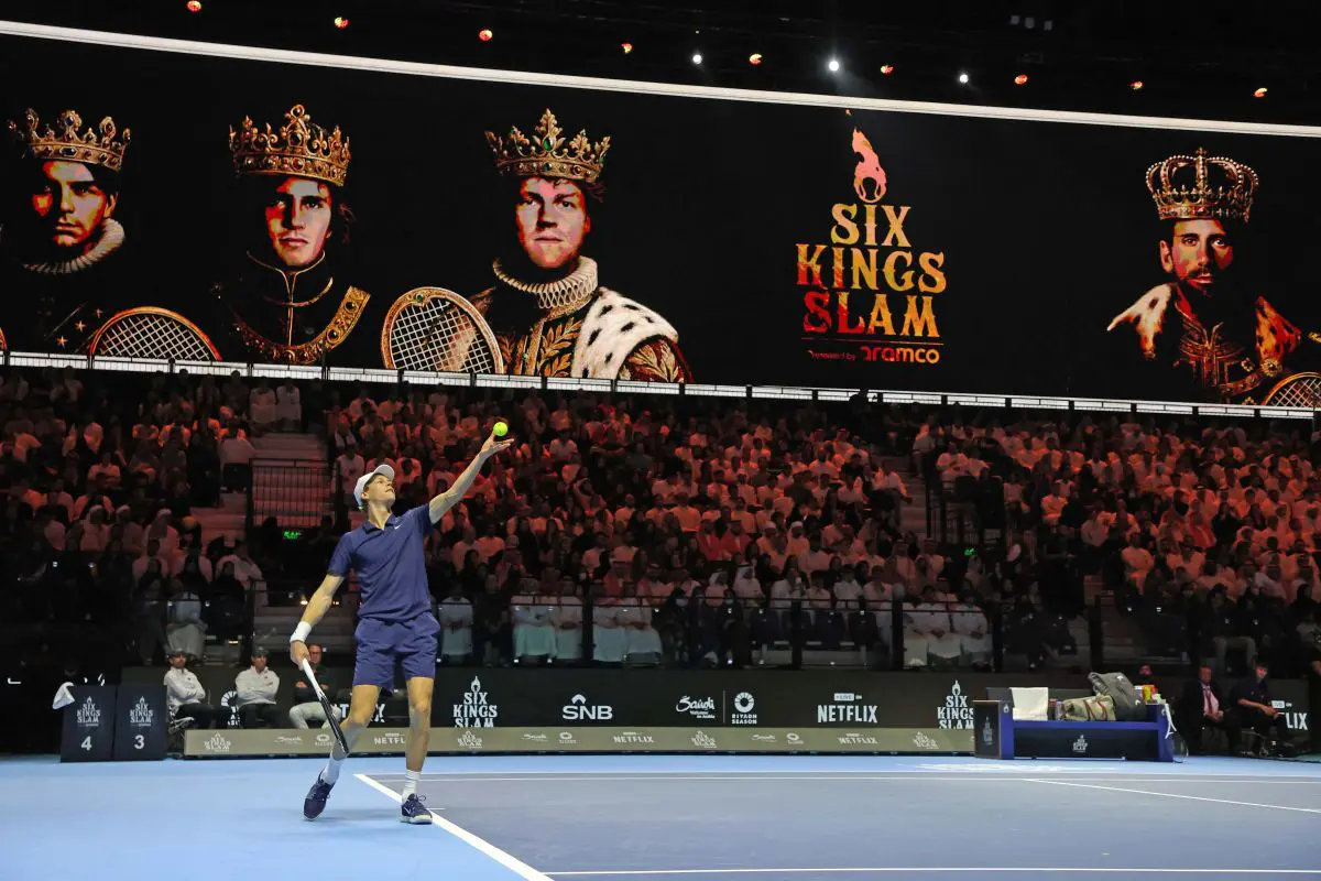 Sinner batte Alcaraz in finale e vince il “Six Kings Slam” Sinner batte Alcaraz in finale e vince il “Six Kings Slam”