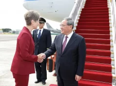 Premier cinese arriva a Singapore per una visita ufficiale