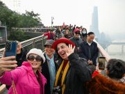 Cina, turisti italiani sperimentano la nuova passerella sospesa di Chongqing