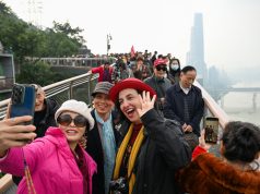 Cina, turisti italiani sperimentano la nuova passerella sospesa di Chongqing
