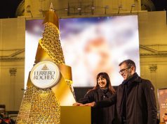 Ferrero Rocher illumina il Natale di Milano, piramide dorata a Piazza San Carlo