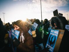 In migliaia a Minneapolis contro Ice, appare a sorpresa Bruce Springsteen