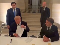 Trump firma l’accordo, Teheran conferma. Hormuz riaperto subito