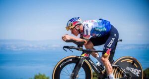 Evenepoel fa il bis nella crono, Pogacar 2° e sempre in giallo al Tour