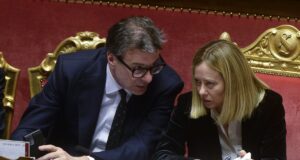 Confronto tra Meloni e Giorgetti sul caro carburanti, allo studio ipotesi accise mobili