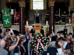 Don Mazzi, a Milano l’addio tra applausi e commozione