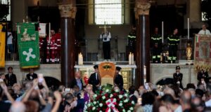 Don Mazzi, a Milano l’addio tra applausi e commozione