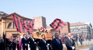 Una marea rossonera per Baresi, a Milano l’ultimo saluto al “Piscinin”