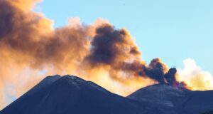 Etna, fontana di lava dal cratere voragine e voli dirottati
