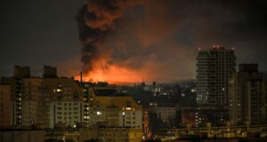 Attacchi russi nella notte vicino Kiev, tre morti tra cui un bambino