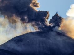 Prosegue eruzione Etna con cenere vulcanica, sospesi i voli in arrivo a Catania