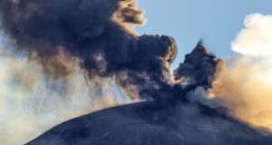 Prosegue eruzione Etna con cenere vulcanica, sospesi i voli in arrivo a Catania
