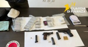 Napoli, sequestrati a Casavatore 2 kg di hashish e tre pistole. Un arresto