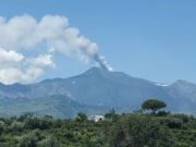 Ripresa sull’Etna attività stromboliana dal cratere Voragine, emissione di cenere