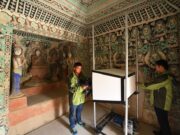 Cina, restauratori al lavoro per preservare le grotte di Mogao