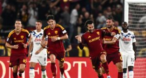Roma rimonta l’Atalanta nel finale: 2-1 e vetta con l’Inter