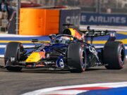 Verstappen trionfa a Singapore davanti a Leclerc e Antonelli
