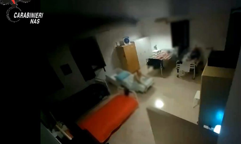 Anziani maltrattati e derubati in una struttura abusiva, tre arresti nel tarantino